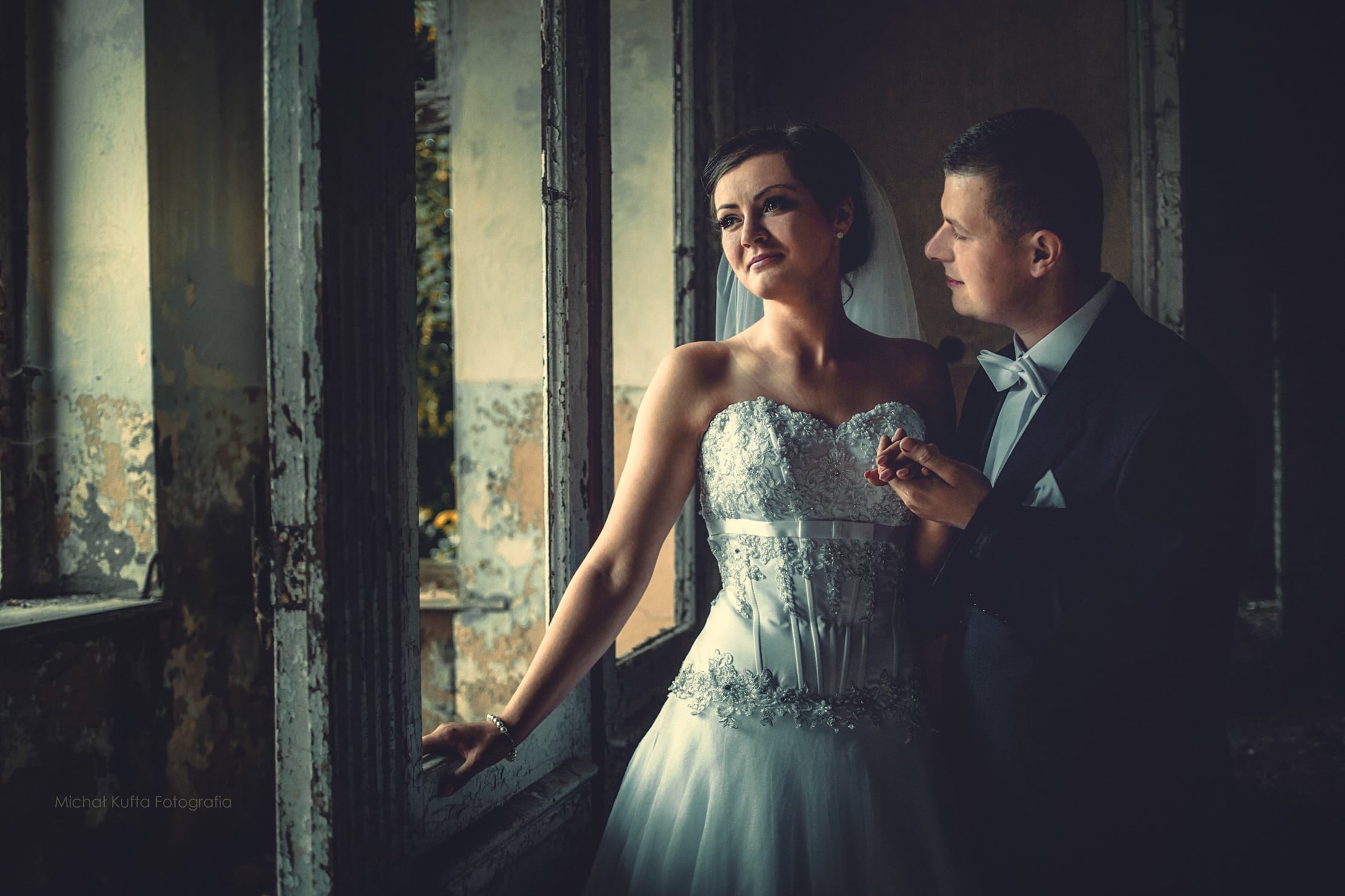 Portret pary młodej w industrialnych wnętrzach